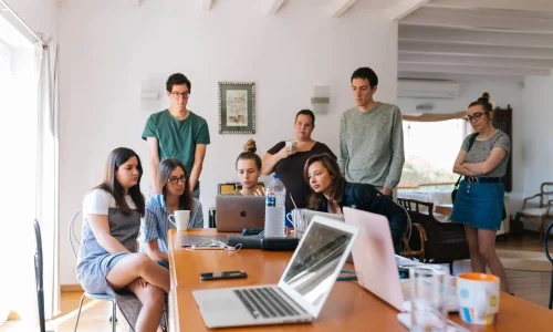 group-of-people-watching-on-laptop-1595385 (1)